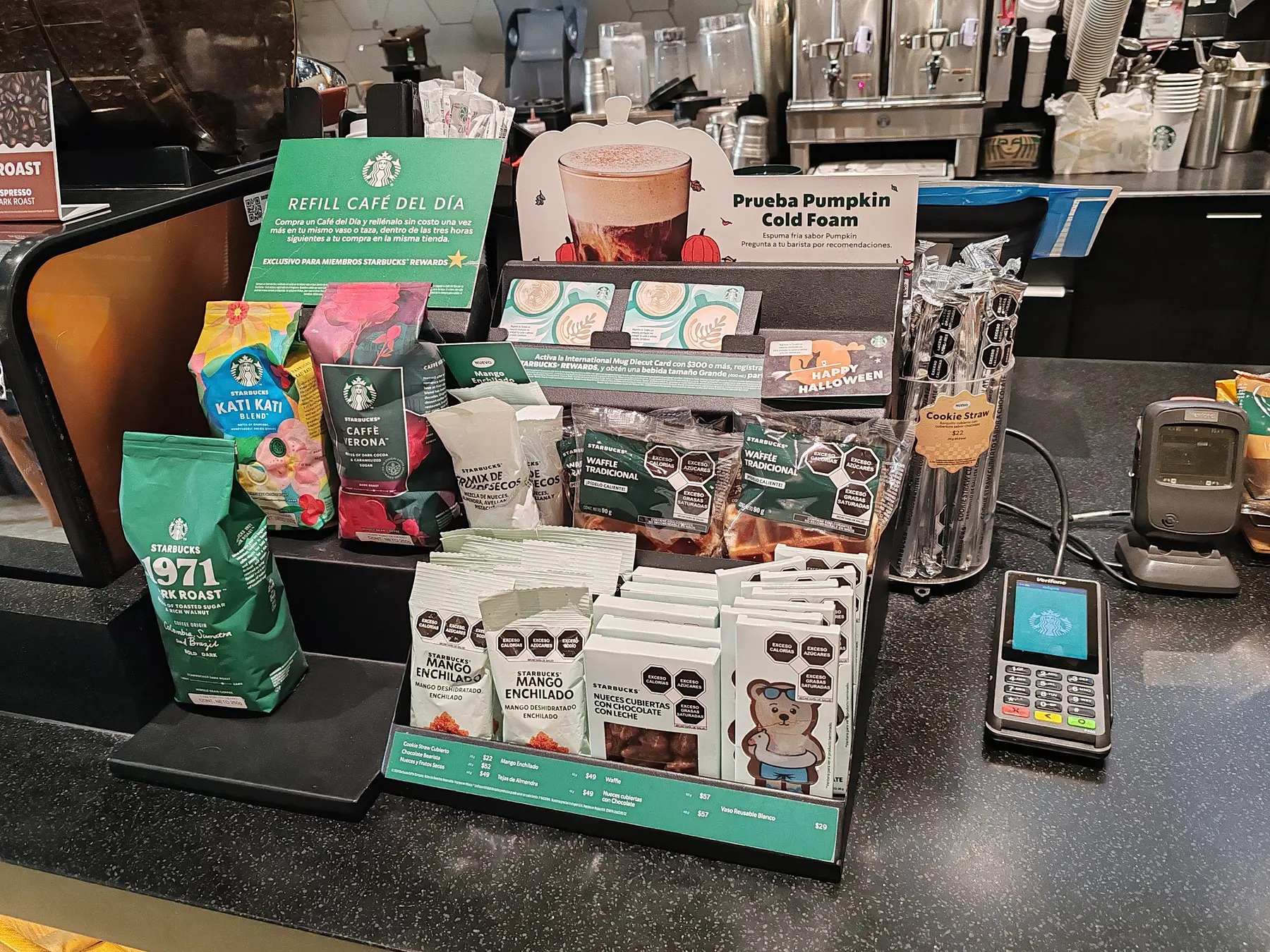 Exhibidor Grab & Go de Starbucks fabricado por Eureka, instalado en Paseo Querétaro