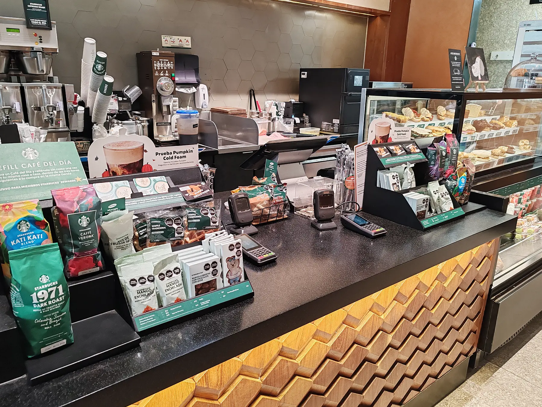 Grab & Go de Starbucks instalado en una tienda de Paseo Querétaro